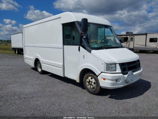  Salvage Isuzu Commercial Van