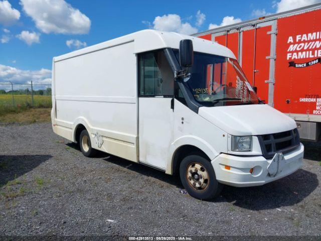 Salvage Isuzu Commercial Van