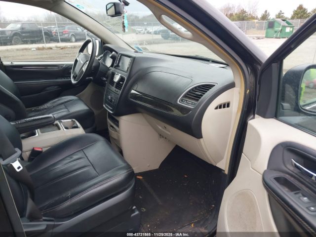 Chrysler Town & Country Touring Image 5