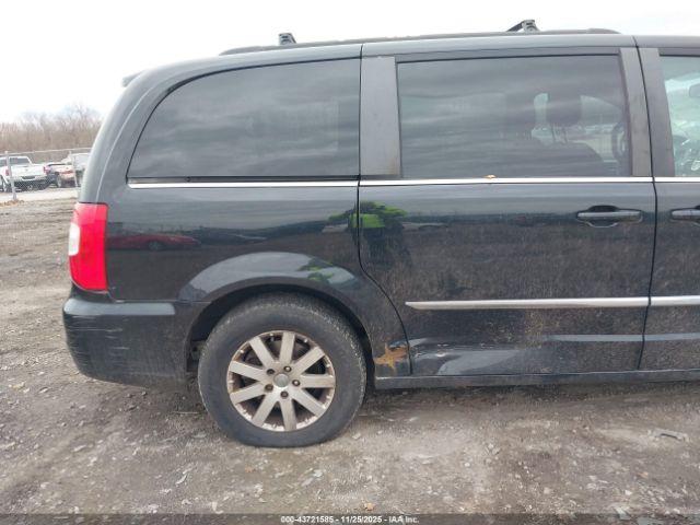 Chrysler Town & Country Touring Image 6