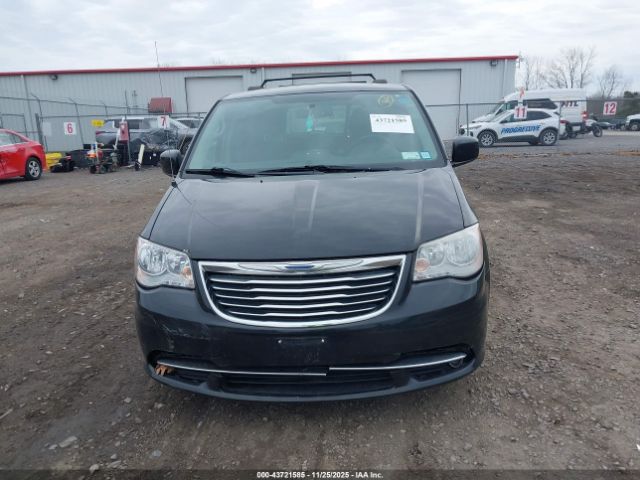 Chrysler Town & Country Touring Image 14