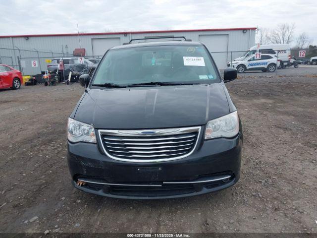 Chrysler Town & Country Touring Image 14