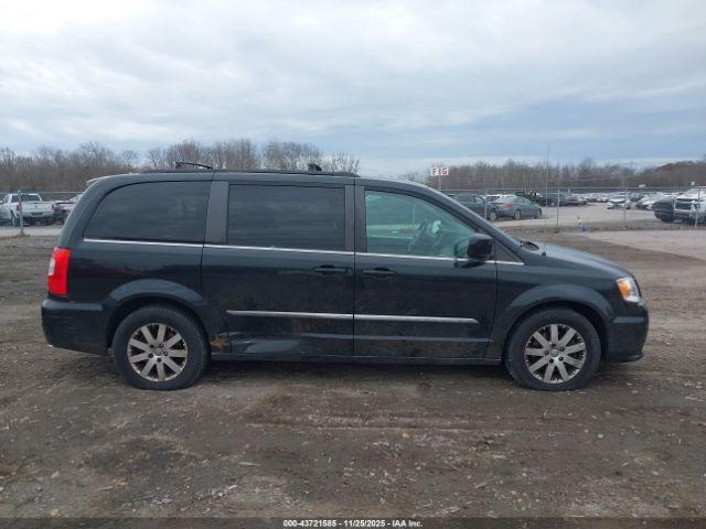 Chrysler Town & Country Touring Image 15