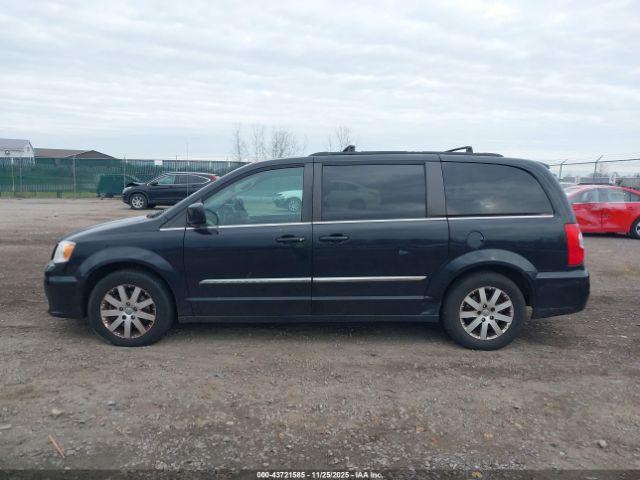 Chrysler Town & Country Touring Image 12