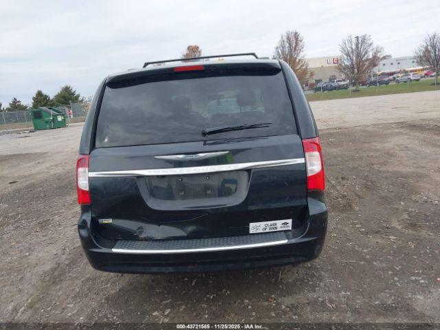 Chrysler Town & Country Touring Image 4