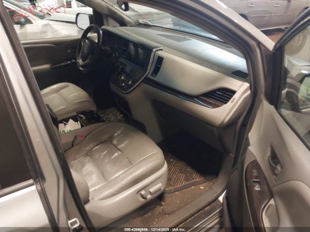 Toyota Sienna Xle Premium 8 Passenger Image 14