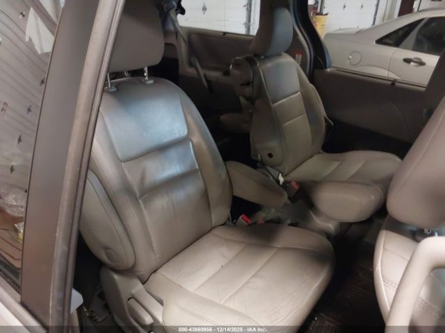 Toyota Sienna Xle Premium 8 Passenger Image 5