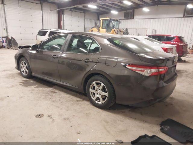 Toyota Camry Le Image 3