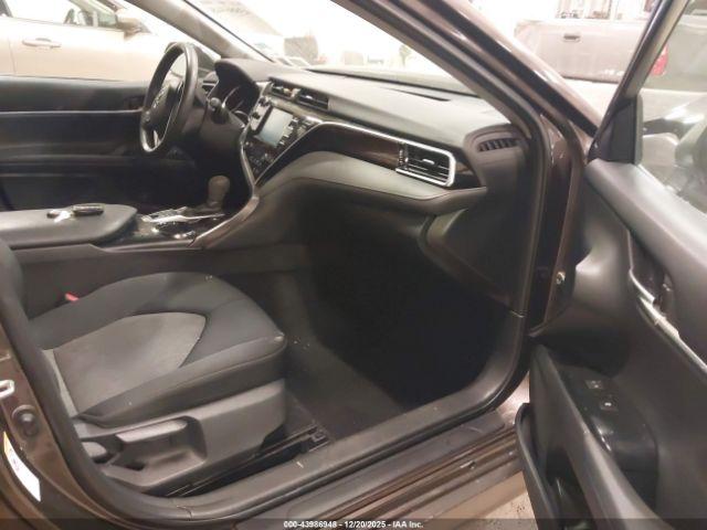 Toyota Camry Le Image 6