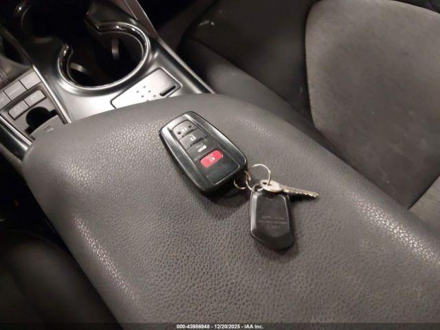 Toyota Camry Le Image 15