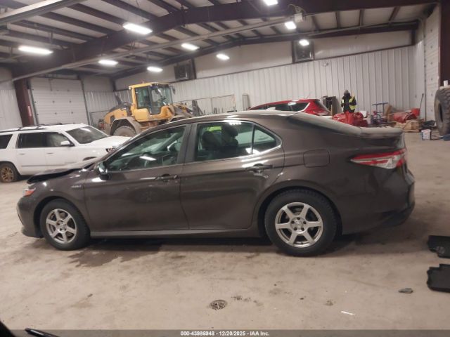 Toyota Camry Le Image 4