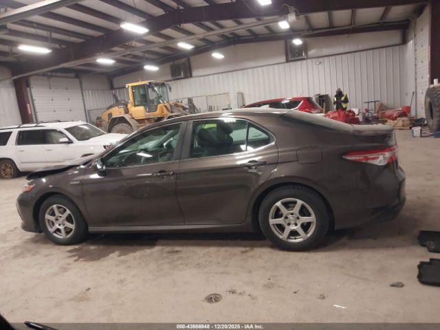 Toyota Camry Le Image 4