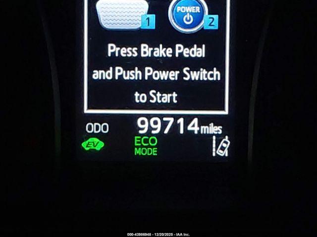 Toyota Camry Le Image 11