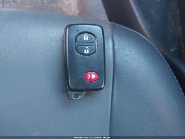 Toyota Prius Four Image 12