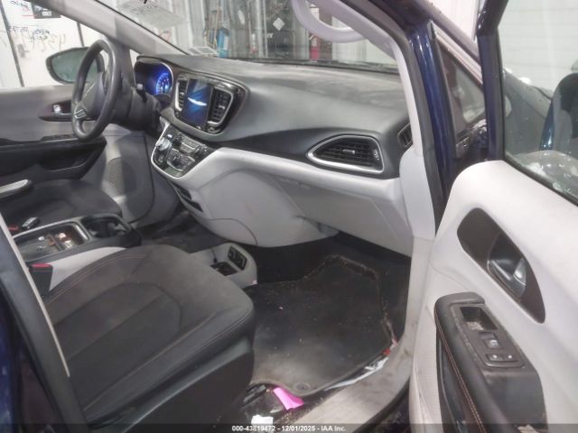 Chrysler Pacifica Touring Plus Image 4