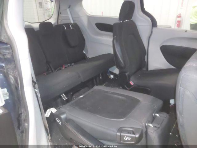 Chrysler Pacifica Touring Plus Image 7