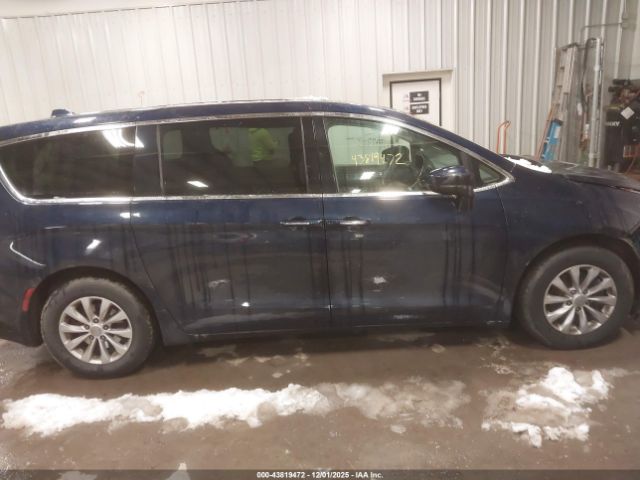 Chrysler Pacifica Touring Plus Image 17