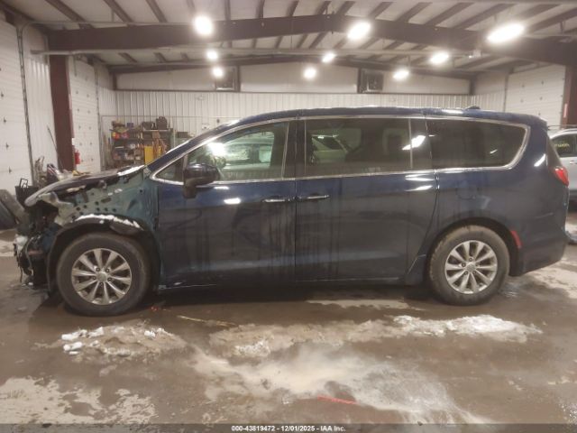 Chrysler Pacifica Touring Plus Image 2