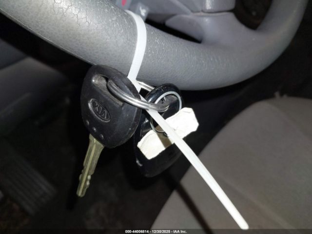 Kia Sedona Lx Image 3