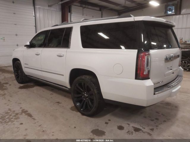 GMC Yukon Denali Image 9
