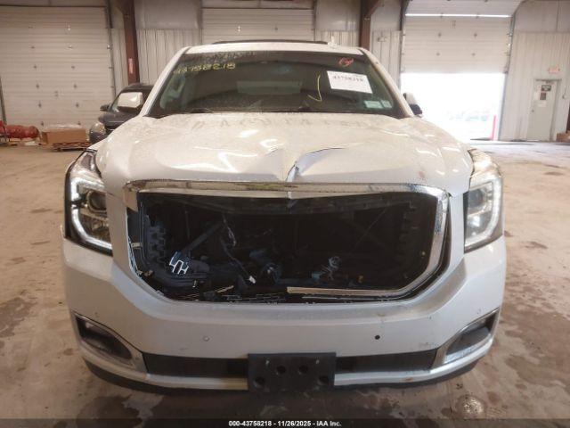 GMC Yukon Denali Image 12