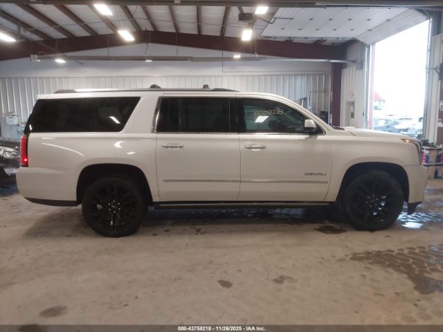 GMC Yukon Denali Image 16