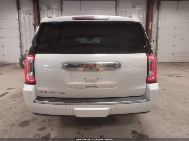 GMC Yukon Denali Image 14
