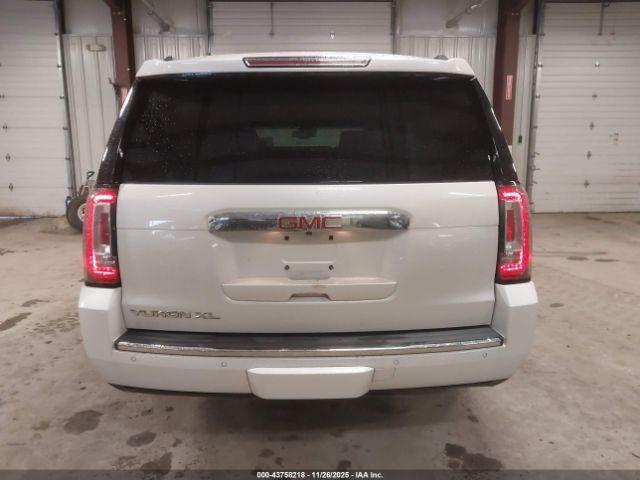 GMC Yukon Denali Image 14