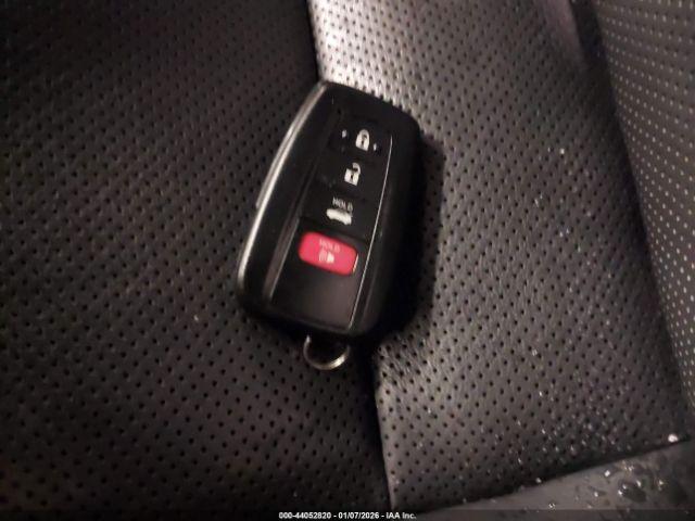 Toyota Camry Xle Hybrid Image 10