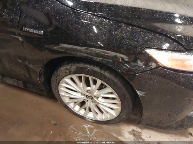 Toyota Camry Xle Hybrid Image 6