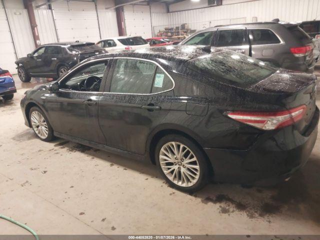 Toyota Camry Xle Hybrid Image 3