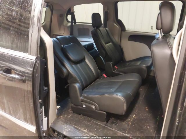 Chrysler Town & Country Touring Image 8