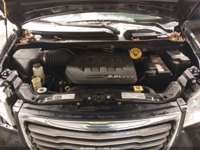 Chrysler Town & Country Touring Image 10