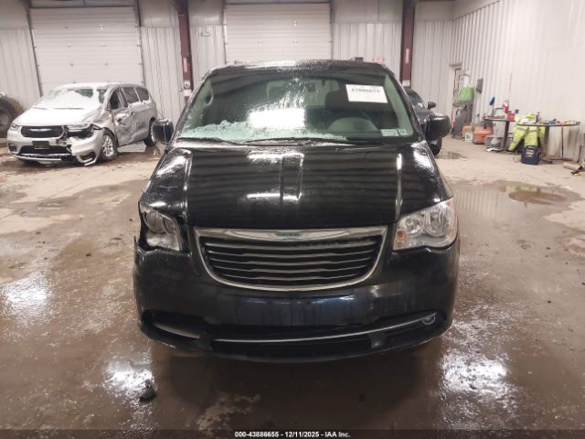 Chrysler Town & Country Touring Image 7