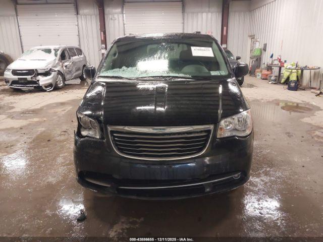 Chrysler Town & Country Touring Image 7