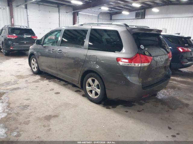 Toyota Sienna Le V6 Image 2