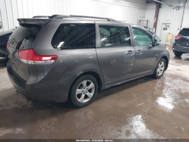 Toyota Sienna Le V6 Image 8