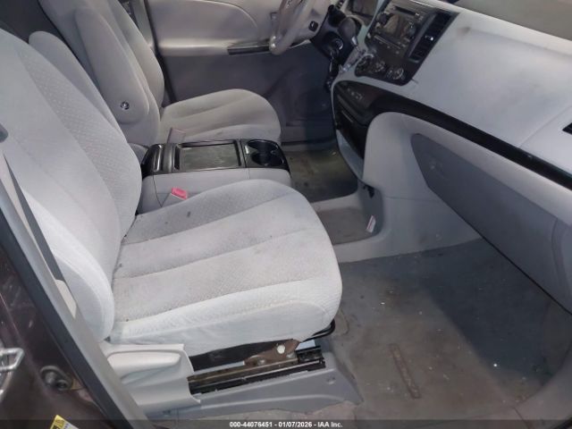 Toyota Sienna Le V6 Image 10