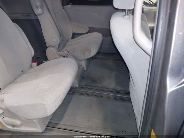 Toyota Sienna Le V6 Image 12