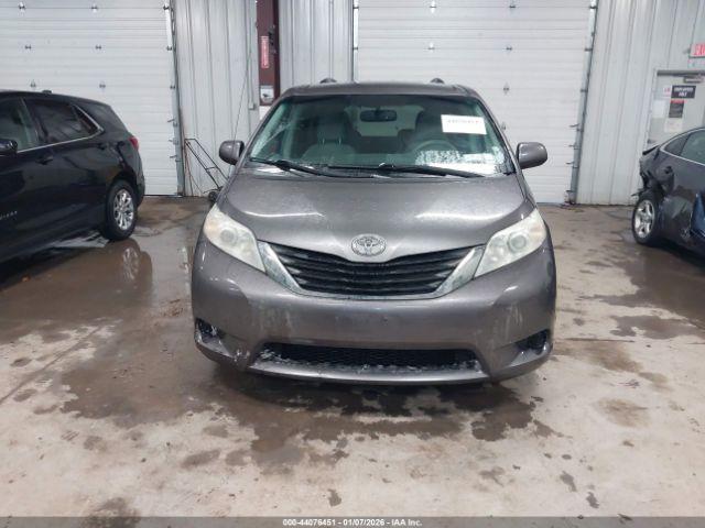 Toyota Sienna Le V6 Image 14