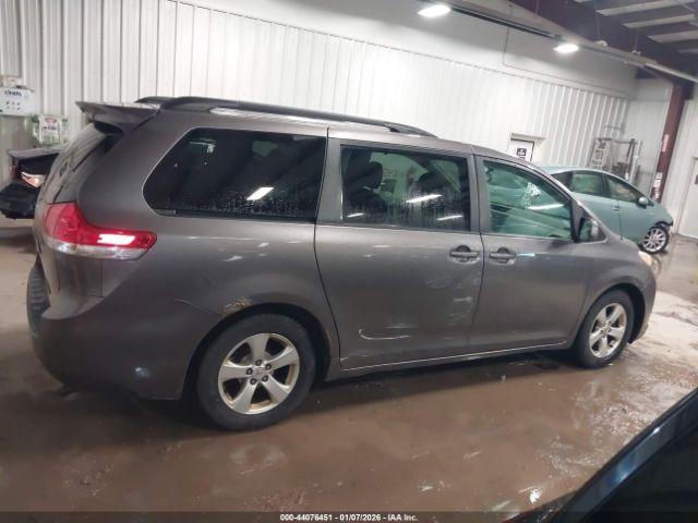 Toyota Sienna Le V6 Image 11