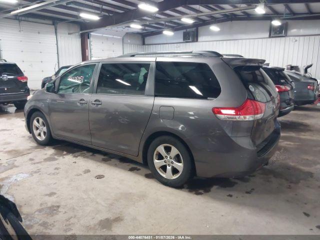 Toyota Sienna Le V6 Image 15